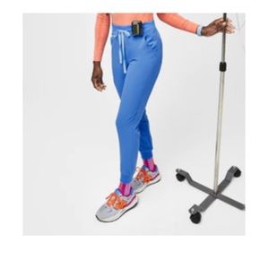 Figs Zamora high waisted Zamora joggers & Catarina one-pocket top.